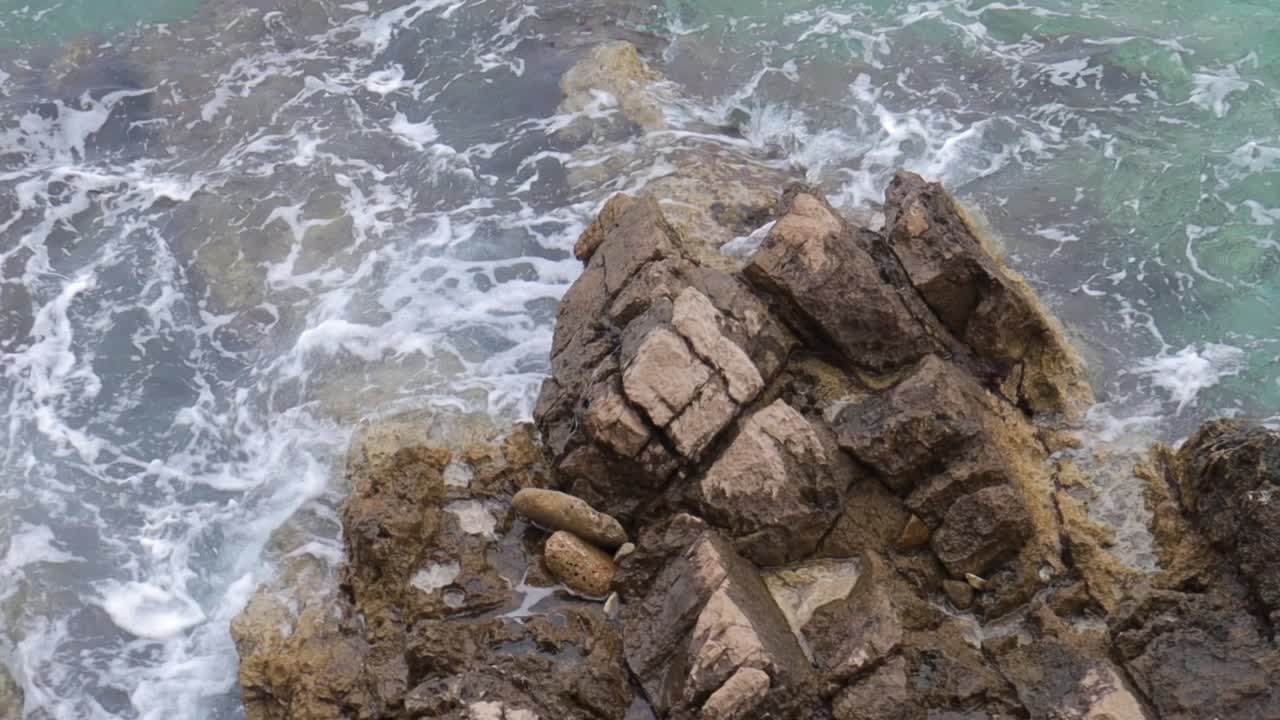 ondas de agua del océano golpeando una piedra en croacia