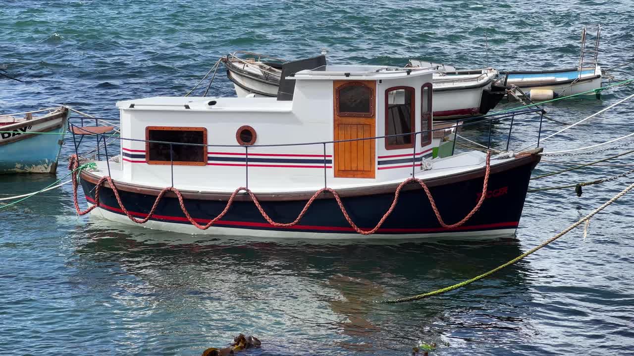 pequeño barco atracado en el puerto