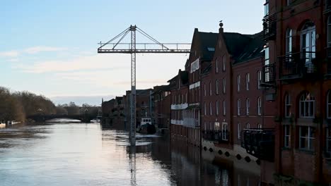 Gebäude-Mit-Der-Flut-Am-Fluss-Ouse,-York,-Vereinigtes-Königreich