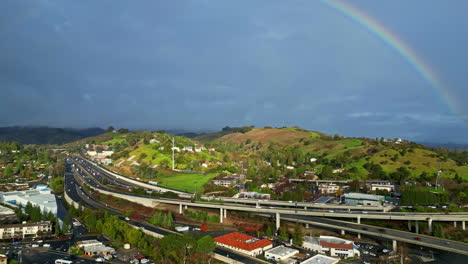 Arco-Iris-Sobre-La-Ciudad-De-Walnut-Creek-En-El-Condado-De-Contra-Costa,-California,-Estados-Unidos