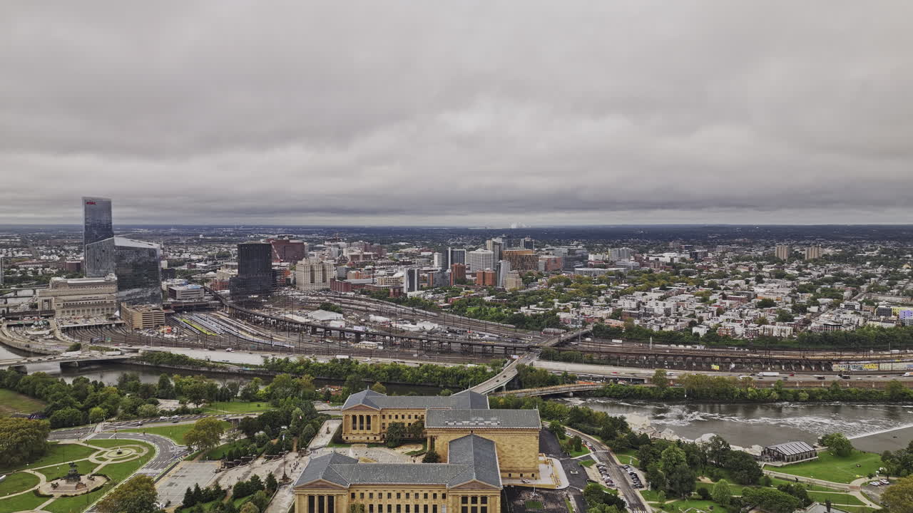 Philadelphia Pennsylvania Aerial v206 flyover Fairmount, der indfanger panoramaudsigt over University City, Logan Square byparker og downtown bybillede – Optaget med Mavic 3 Pro Cine – 29. september 2023