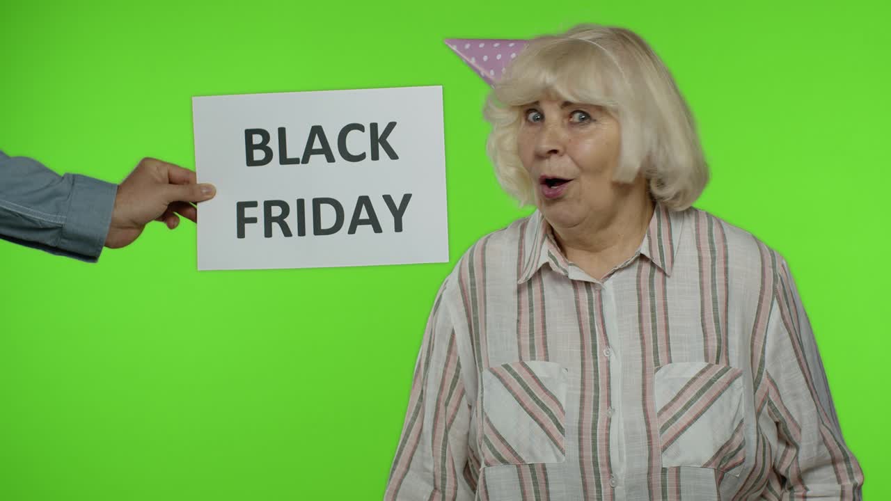광고 글자 블랙 프라이데이는 쇼핑 가방을 들고 있는 기쁜 할머니 에 나타납니다.