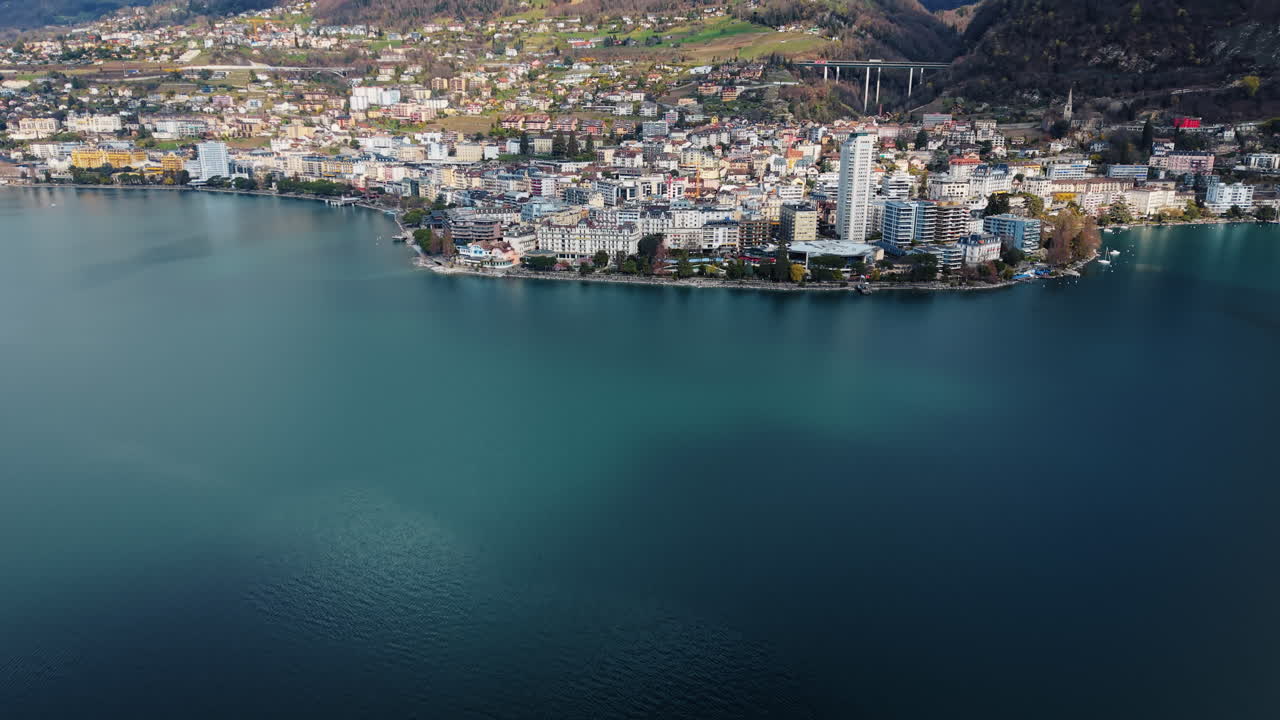Ripresa aerea con drone dello skyline di Montreux con il Lago di Ginevra di giorno nel Cantone di Vaud, Svizzera.