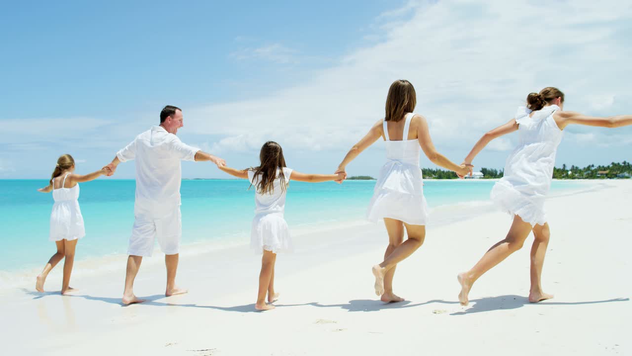 카우카시안 가족은 열대 바다의 해변에서 함께합니다.