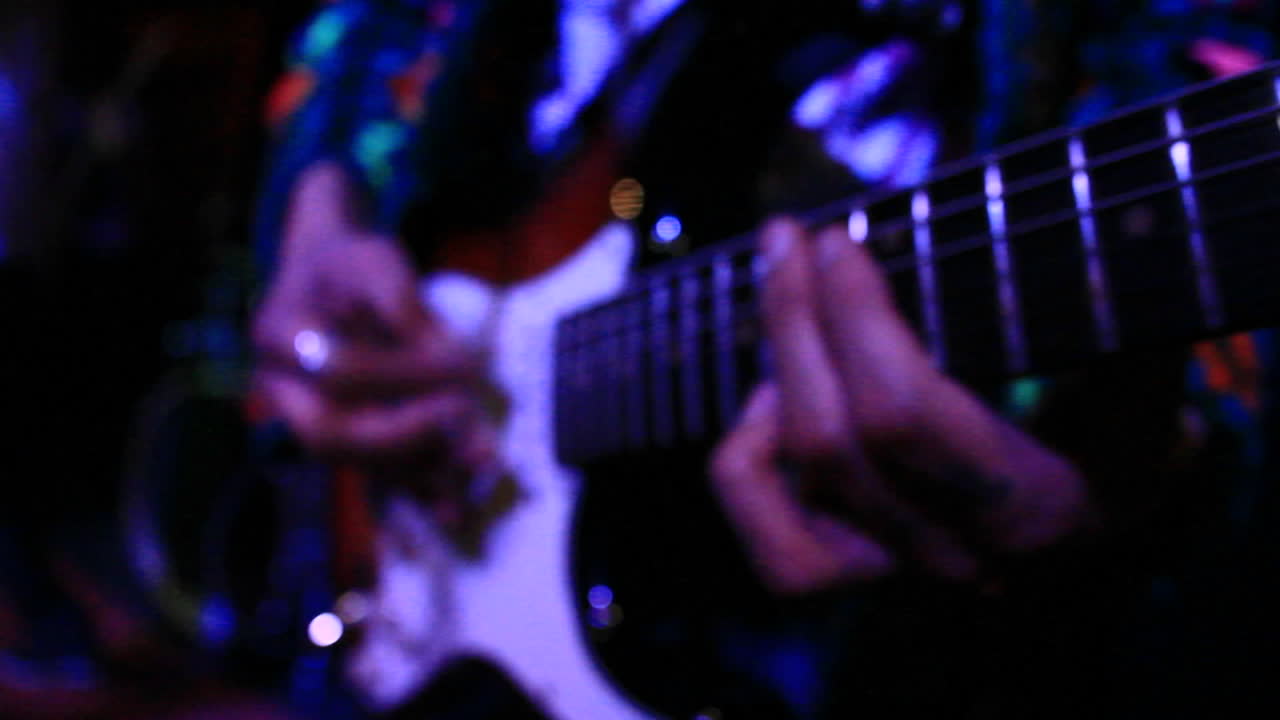 Una band si esibisce in un piccolo locale 1