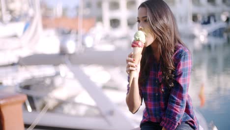 mujer disfrutando de un helado en vacaciones