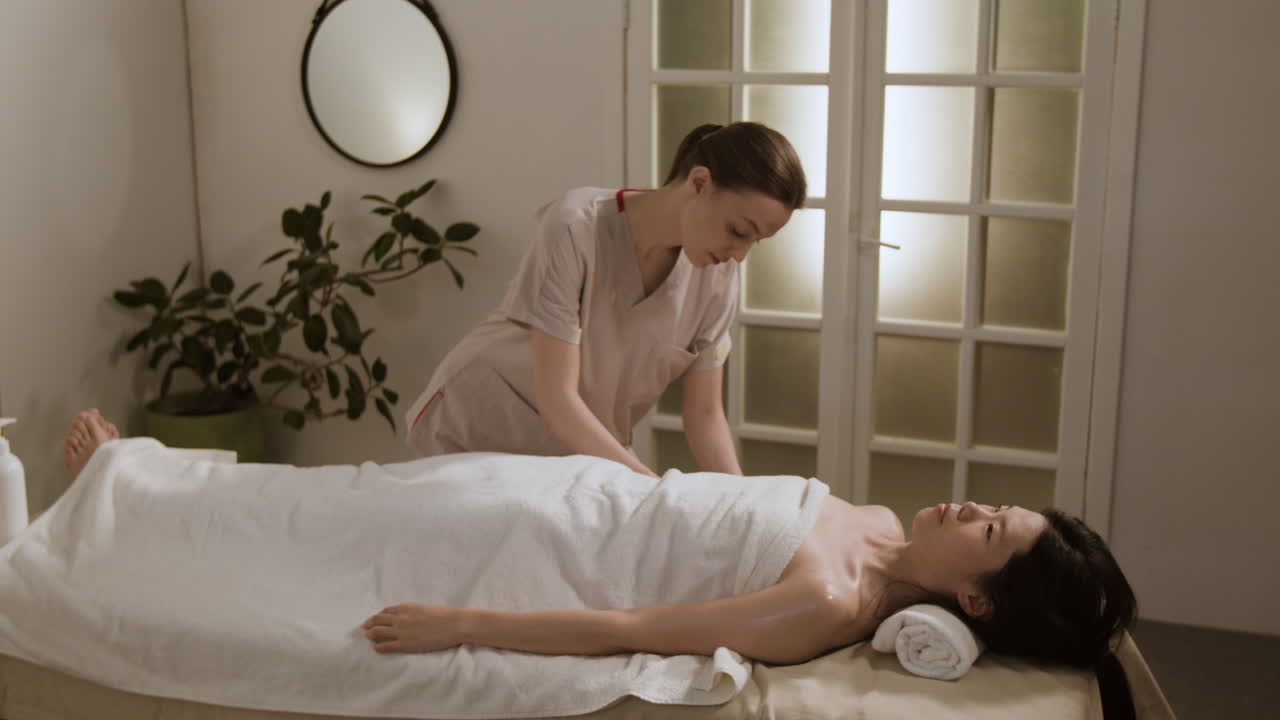 스파에서 마사지를 받는 여자
