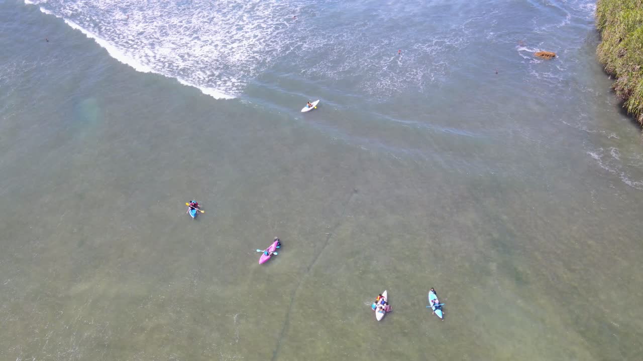 video aéreo de personas en kayak en una playa tropical