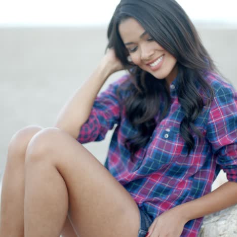 Mujer-Descansando-En-La-Costa-De-Piedra