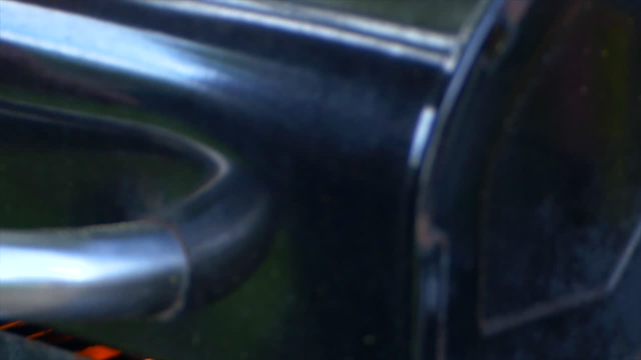 그릴 뚜껑이 닫힐 때 요리를 시작하는 그릴에 있는 새로운 스테이크 한 쌍