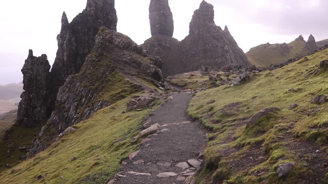 sendero de senderismo hacia el viejo de storr en la isla de skye, tierras altas de escocia