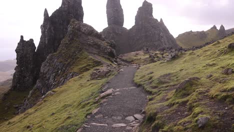 Ruta-De-Senderismo-Hacia-El-Viejo-De-Storr-En-La-Isla-De-Skye,-En-Las-Tierras-Altas-De-Escocia.