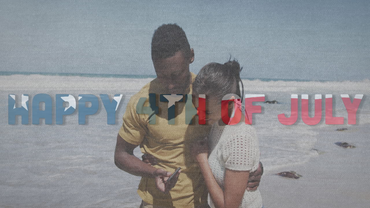 Animation af teksten "Independence Day" over et afroamerikansk par, der tager billeder på stranden.