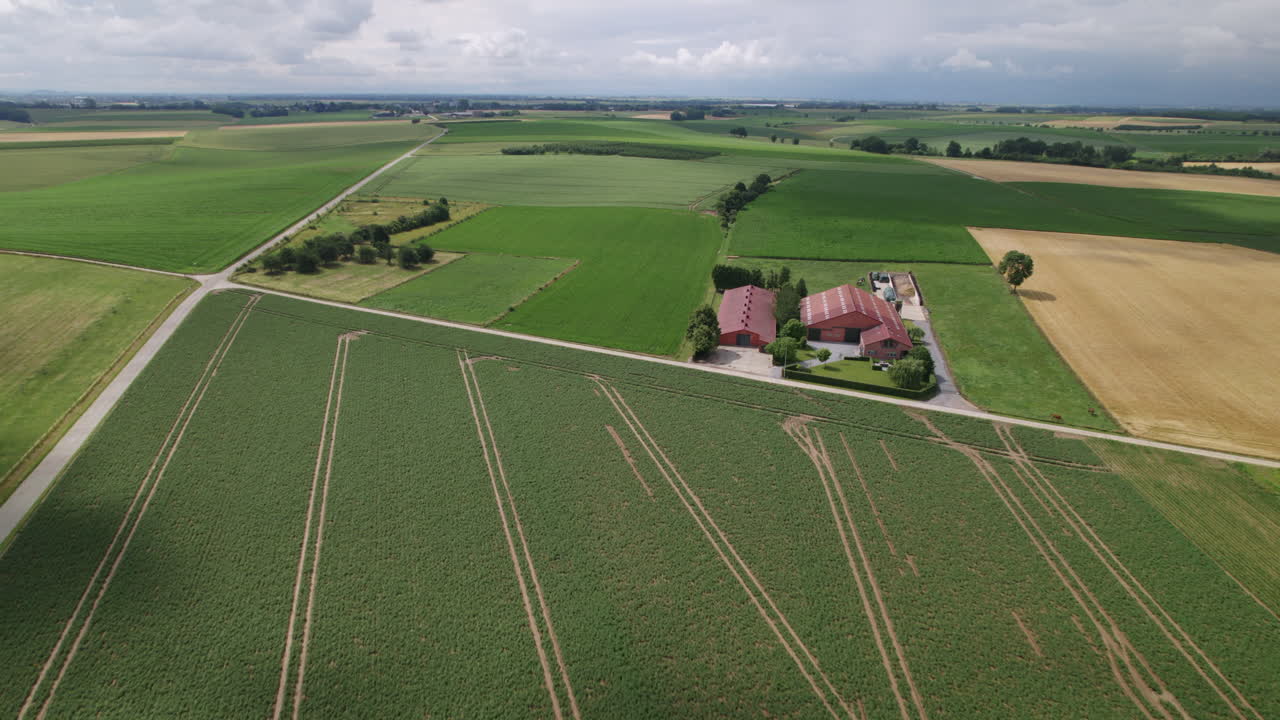Skygger på en overskyet dag bevæger sig over markerne i Belgien