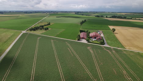 sombras en un día nublado moviéndose sobre las tierras de cultivo en bélgica