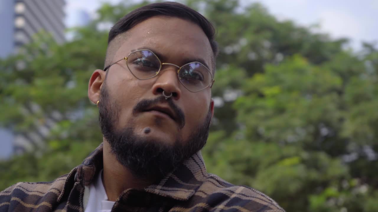 Neznámý rapper z Bombaje tančící v ulicích Vikhroli, filmový orbitální záběr.