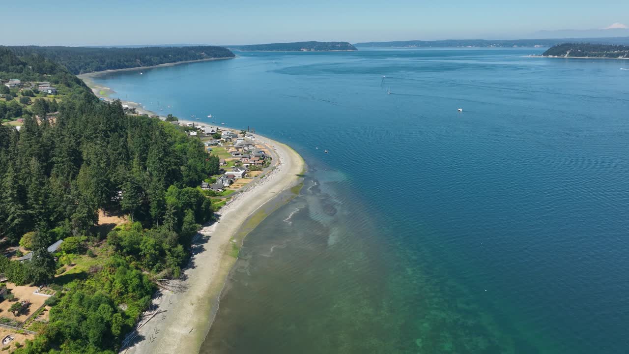toma de drones de casas de clinton, wa con vistas a las vastas aguas del estrecho de puget