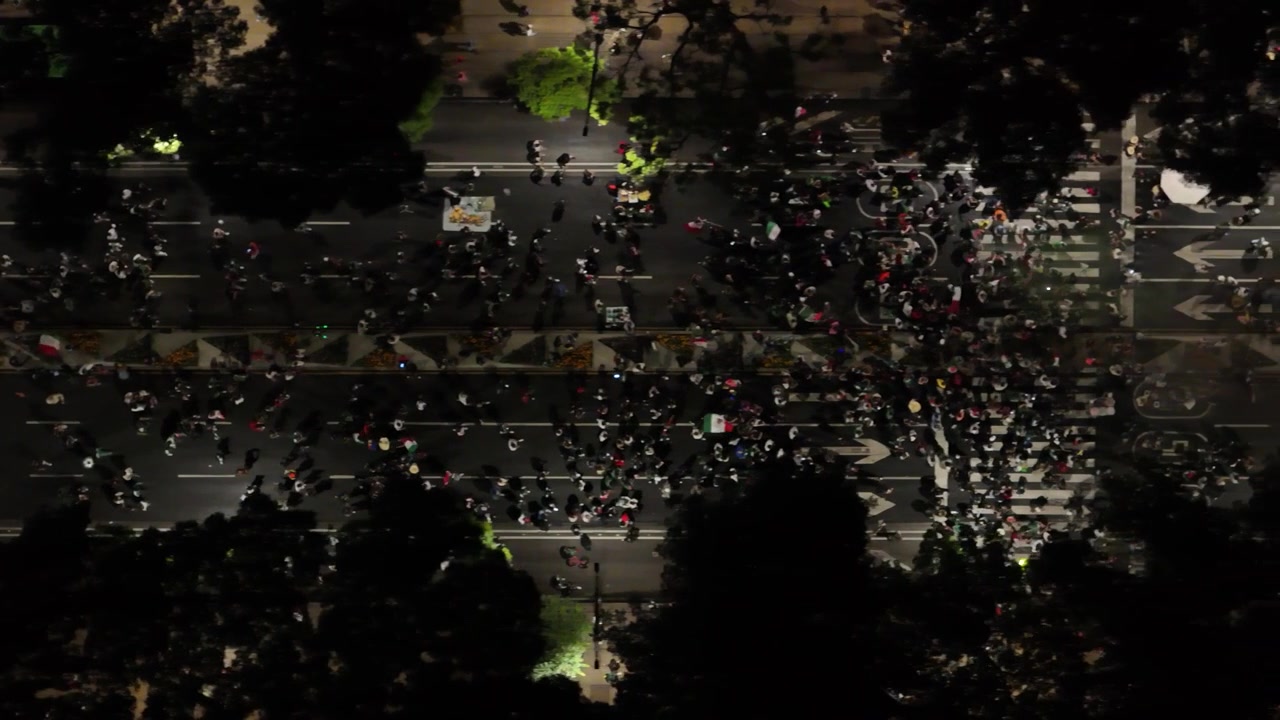 Video zenitale di persone che si godono un concerto al Paseo de la Reforma a Città del Messico.