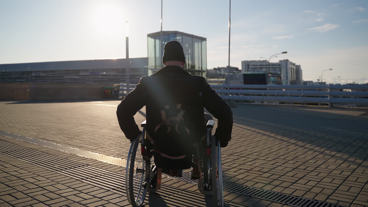 Mann im Rollstuhl an einem Verkehrsknotenpunkt