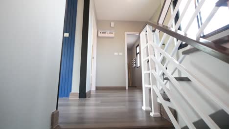 escaleras de madera blancas y marrones, sin gente-1