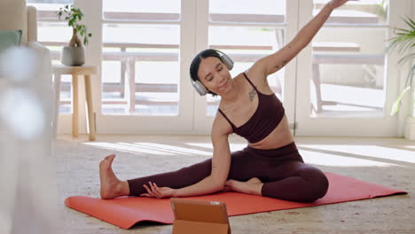 Mujer,-Yoga-Y-Estiramiento-Del-Cuerpo-En-Clase-En-Línea