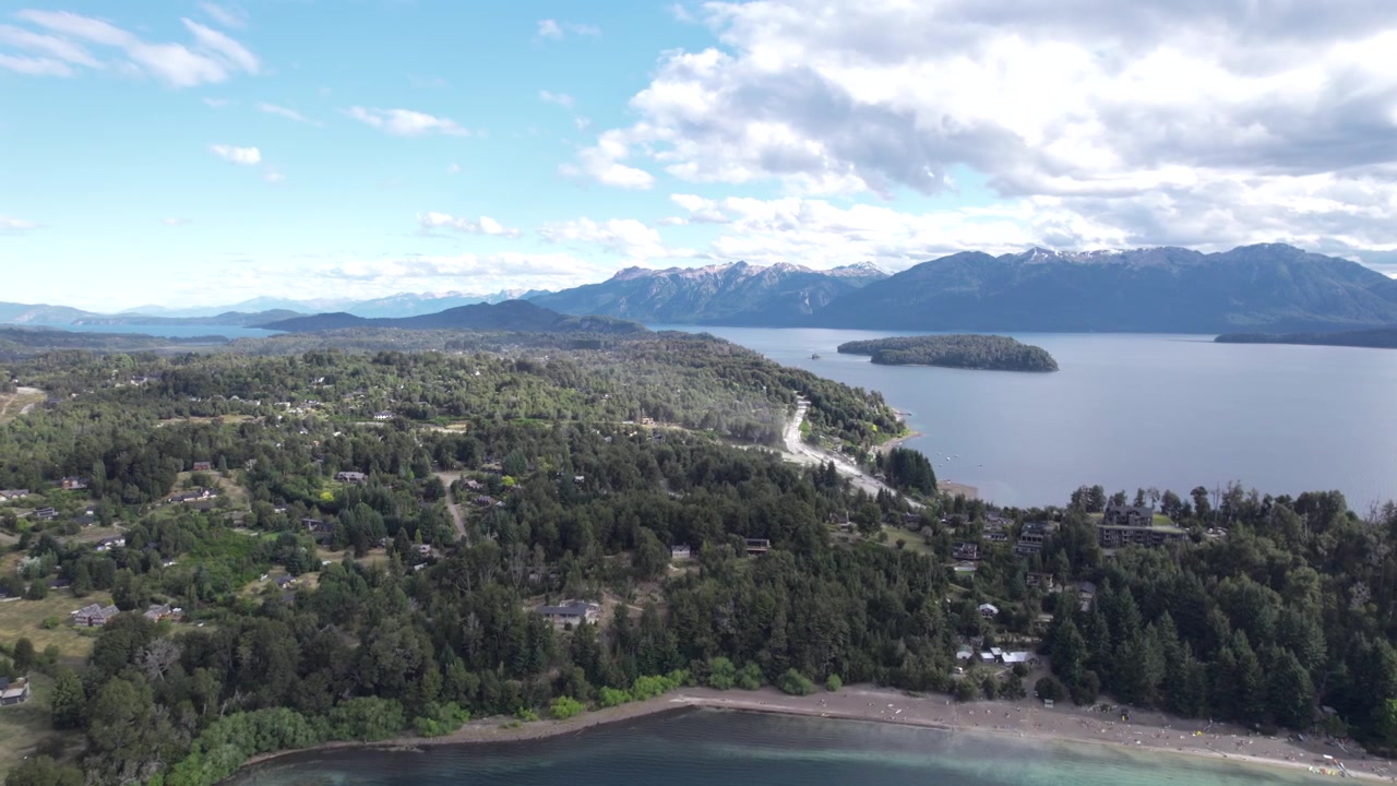 Vista aerea 4K con drone dei laghi Correntoso e Nahuel Huapi a Neuquén, Argentina. Due iconici laghi patagonici circondati da foreste lussureggianti, montagne e spettacolari paesaggi naturali