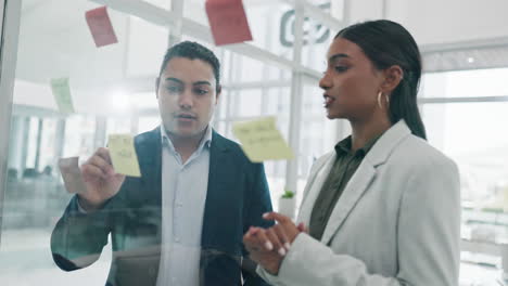 trabajo en equipo, pared de vidrio y gente de negocios planificando
