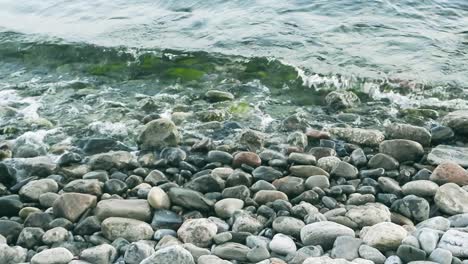 Nahaufnahme-Von-Meereswellen,-Die-An-Einem-Felsigen-Strand-Brechen