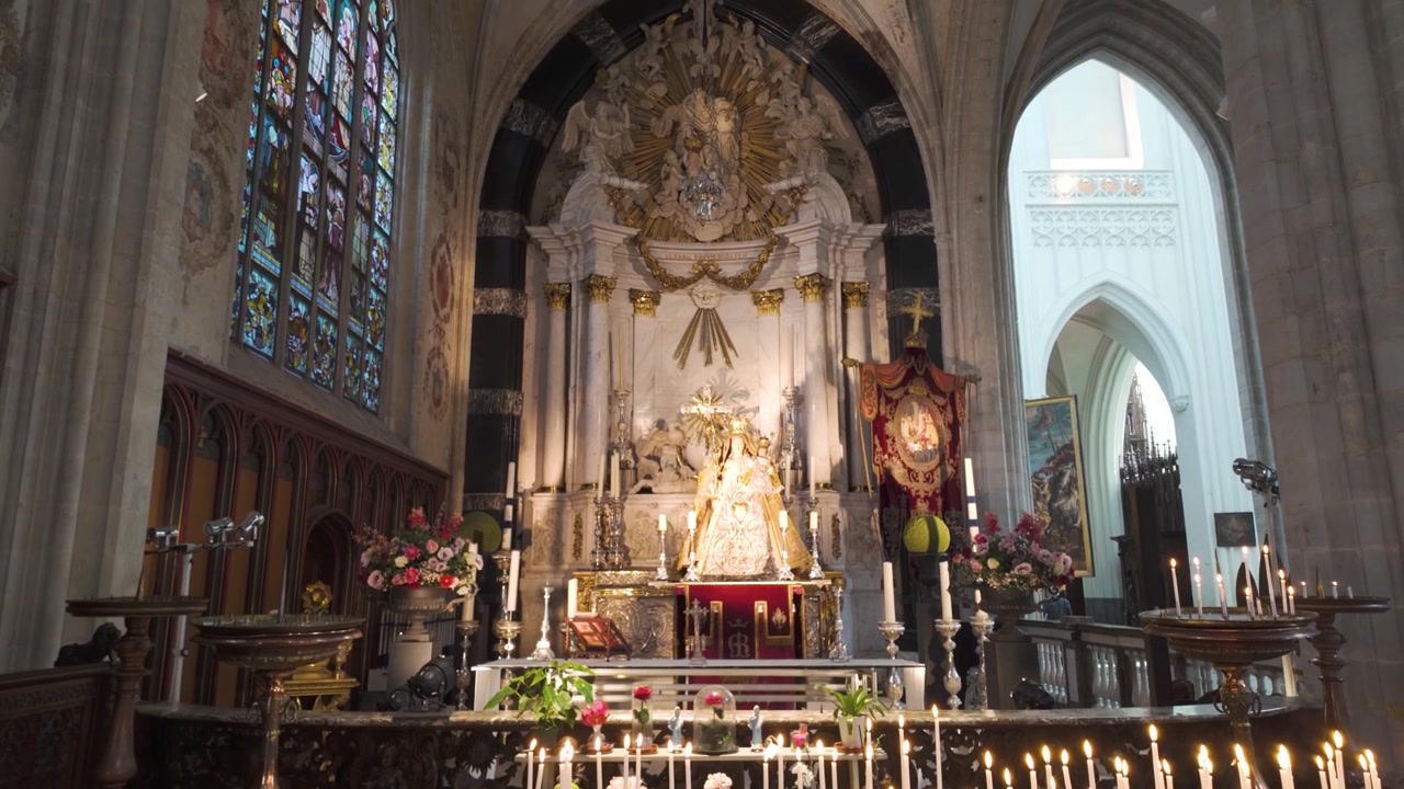 Altare ornato all'interno della Cattedrale di Nostra Signora ad Anversa con fiori, candele e atmosfera spirituale