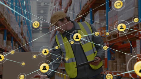 red de iconos de perfil contra el supervisor masculino con tableta digital comprobando el stock en el almacén