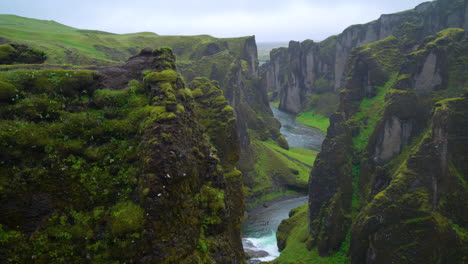 Paisaje-único-De-Fjadrargljufur-En-Islandia.