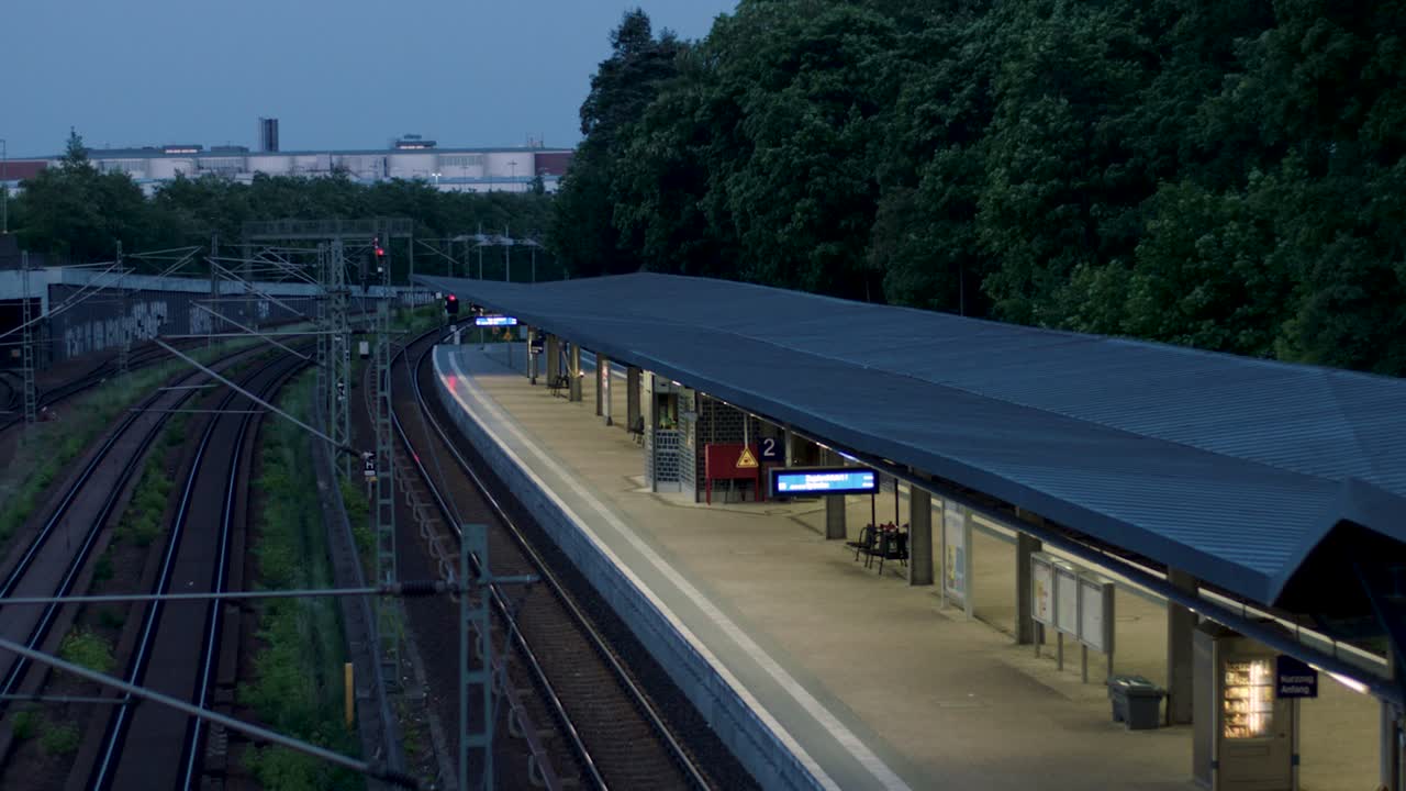 밤에  비어 있는 기차역