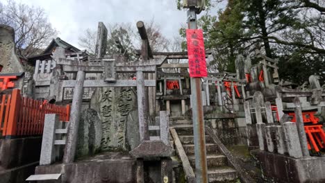 un paseo por un camino tradicional de un santuario japonés