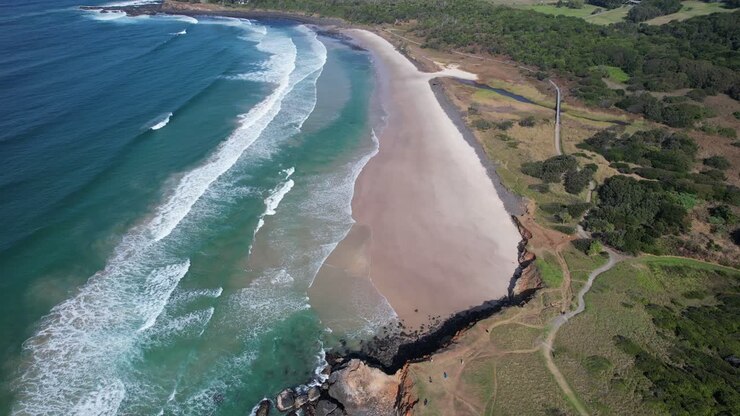 Boulder Beach - Lennox Heads - Nuovo Galles del Sud - Australia - Ripresa aerea con movimento di rivelazione lento verso l'alto.