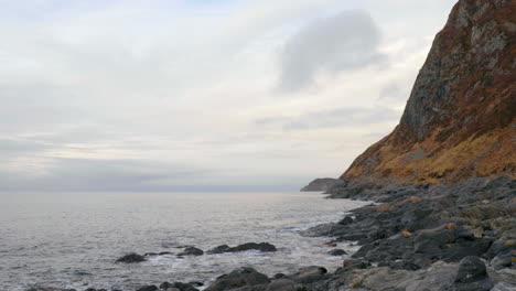 Vista-Desde-El-Horizonte-Con-Montañas-Al-Lado