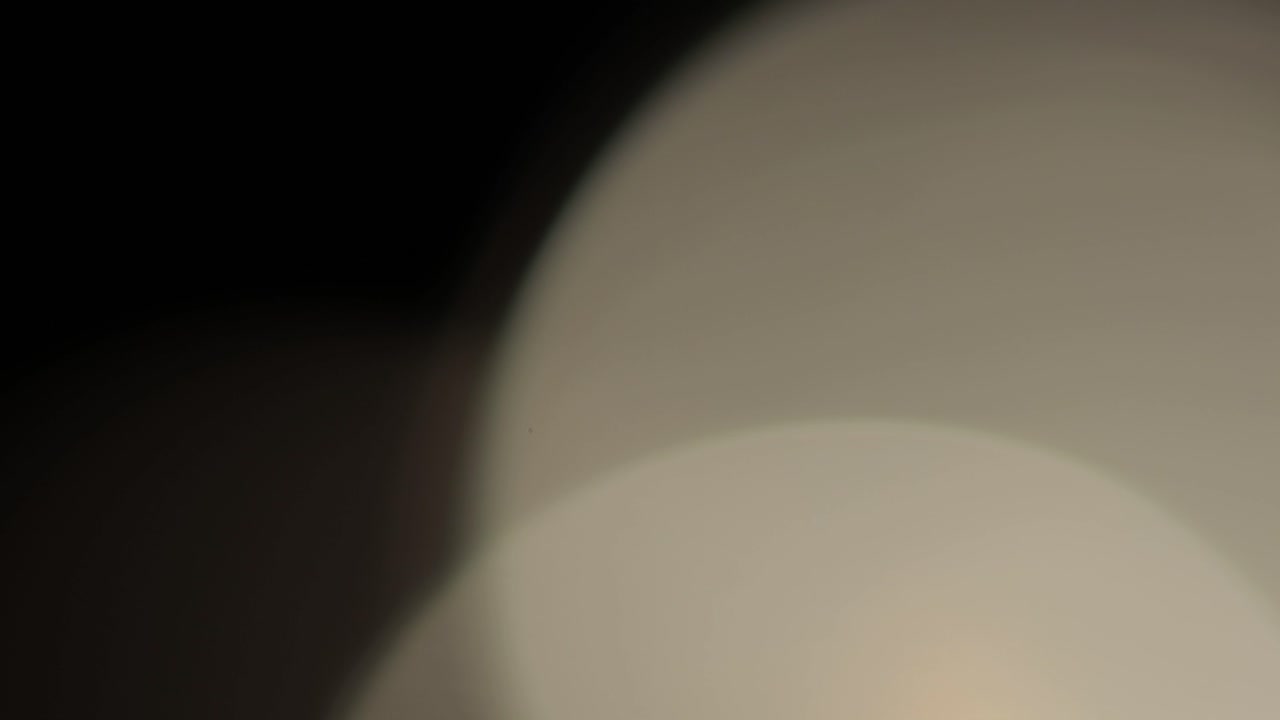 렌즈 빛의 누출 4k 영상. 렌즈 반이는 플레어 보케 오버레이, 불타는 불꽃 배경. 플래시 광선 효과