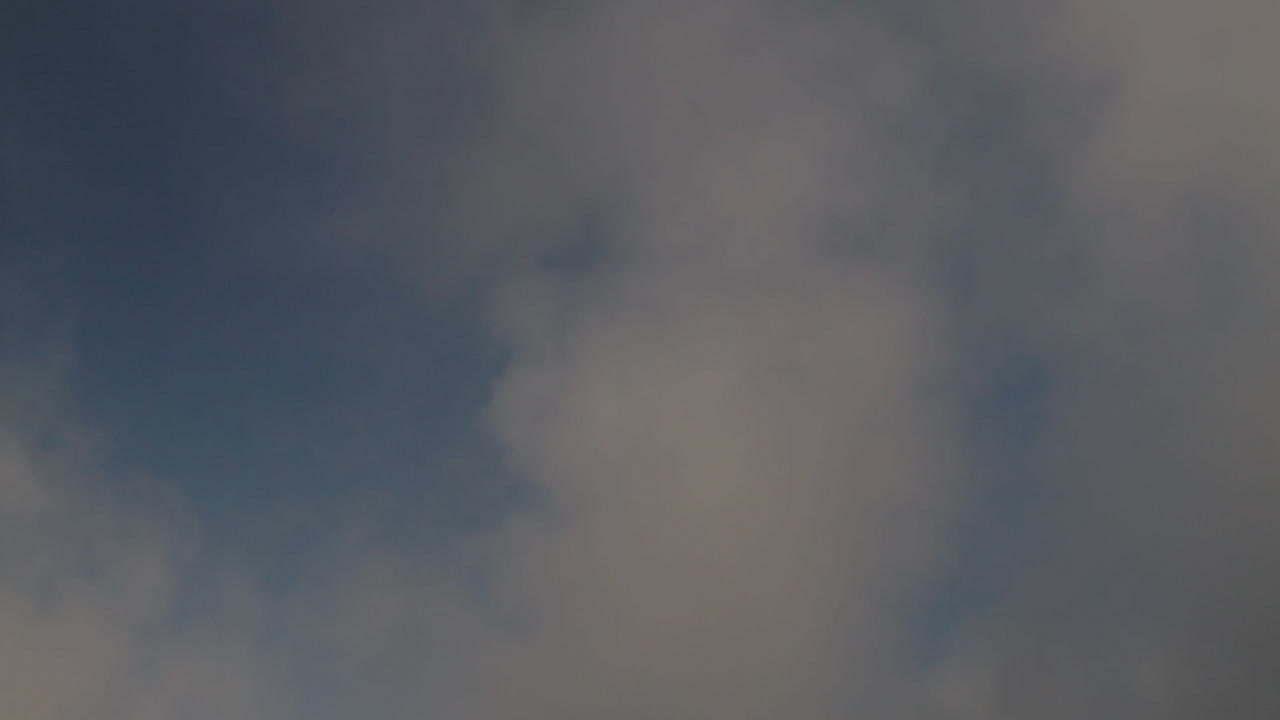 lapso de tiempo corto de nubes de niebla de baja altitud