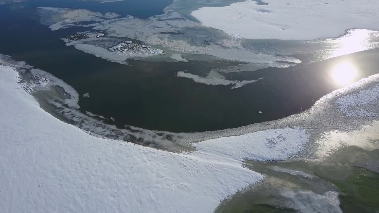 Donmuş kış nehri gölünde ilkbahar buz akıntısı, kuş uçuşu - Drone Koleksiyonu stok video.