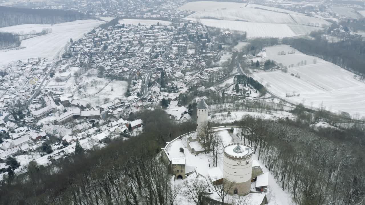 독일, 유럽 보벤덴 근처의 아름다운 산에 엄청난 양의 눈이 내리는 겨울에 동화 속 성 플레스의 드론 공중