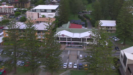 vista aérea tirando hacia atrás y revelando la ubicación popular millonarios conducen setos ave mermaid beach gold coast qld australia