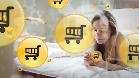 animación de una red de iconos digitales sobre una mujer usando un teléfono inteligente