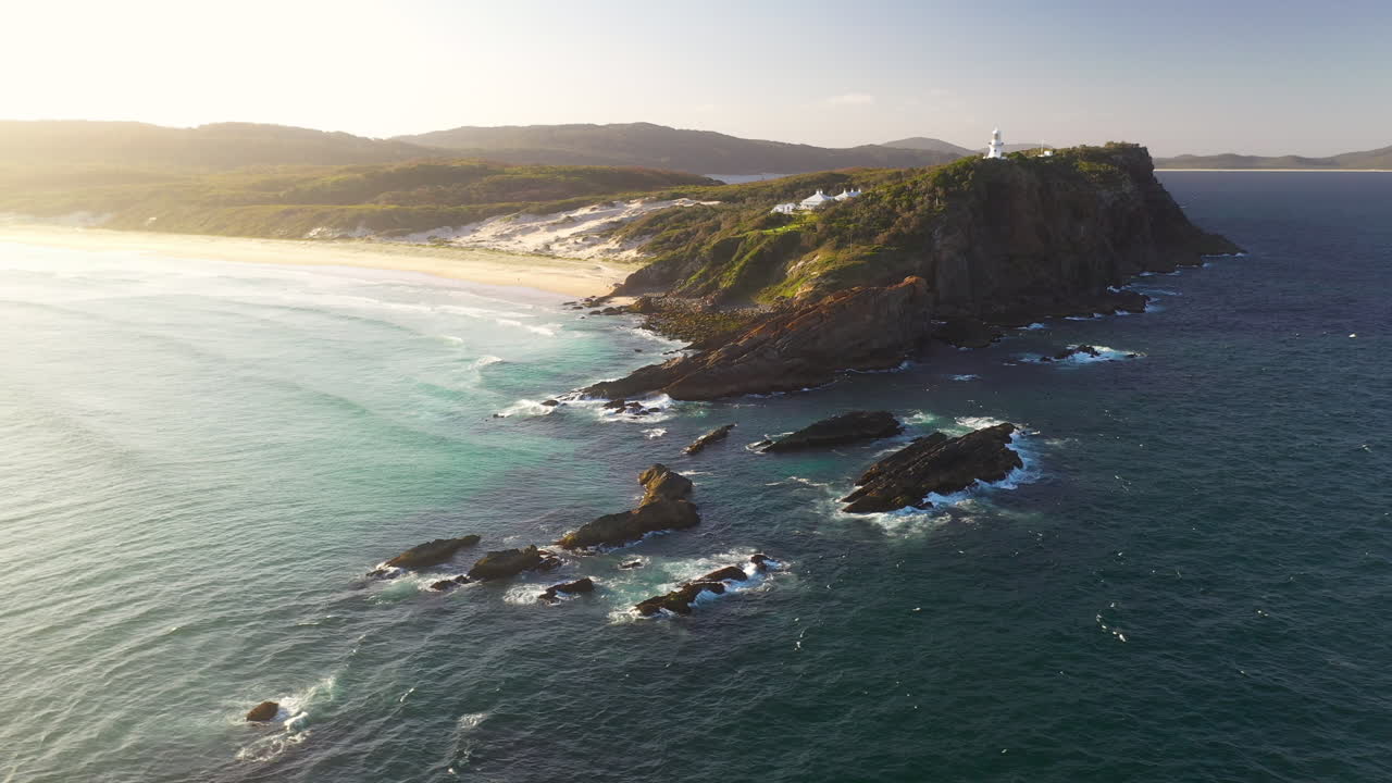 Aerea: tramonto sul faro sulla frastagliata costa australiana.