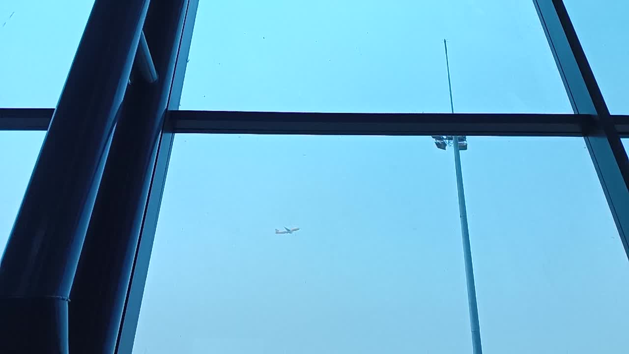 인도네시아 세마랑에 있는 아흐마드 야니 국제공항에서 이륙한 비행기가 총에 맞았다.