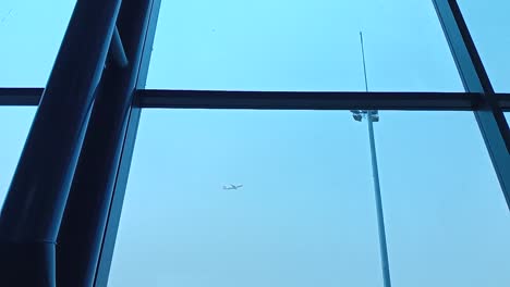 disparo de un avión en el aeropuerto internacional ahmad yani en semarang, indonesia