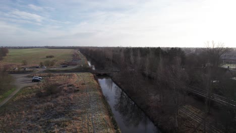 Kleiner-Fluss-Neben-Industriegebiet,-Wasserkühlungsindustrie---Dolly-Im-Bild