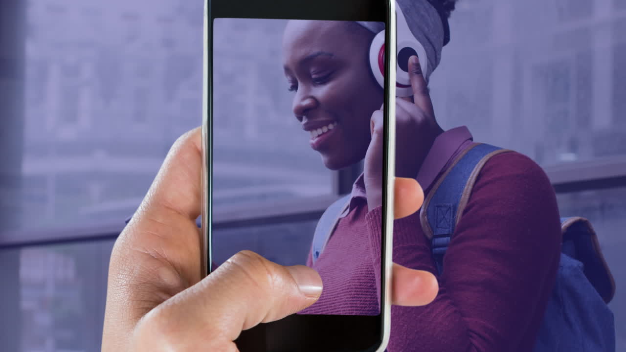 animación de la mano con el teléfono inteligente sobre feliz mujer de negocios afroamericana usando teléfono inteligente