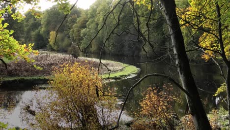 Fischer-An-Einer-Biegung-Des-Flusses-Don-In-Der-Nähe-Von-Kemnay-Aberdeenshire-Schottland