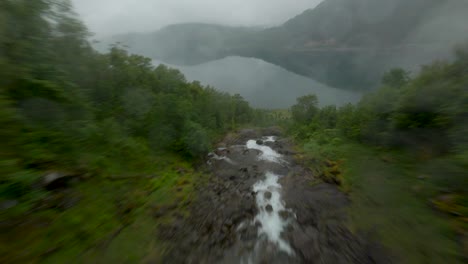 Vuelo-Aéreo-Cuesta-Abajo-De-Las-Montañas-Verdes-Hacia-El-Fiordo-En-Noruega---Disparo-Dinámico-De-Drones-Fpv