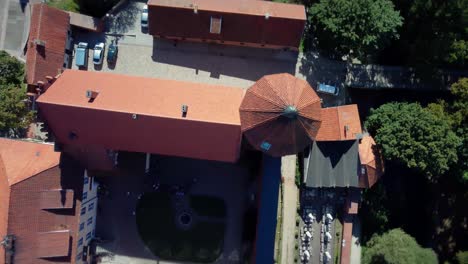 vista aérea de arriba hacia abajo del patio de un castillo medieval en europa olsztyn