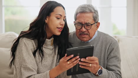 tableta, feliz y mujer enseñando padre anciano
